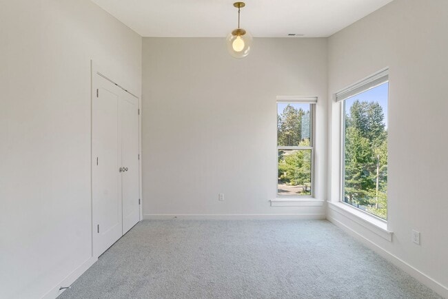 Building Photo - 4 bed, 4 bath Multi-Level Home in Pringle ...