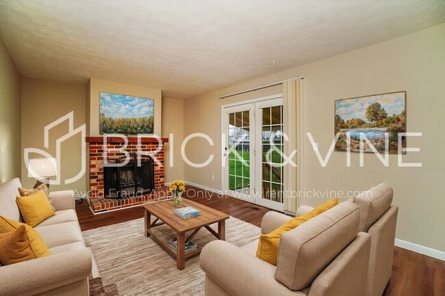 Building Photo - 463 Sherwood Downs S