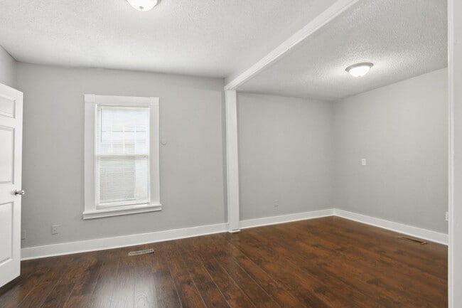 Building Photo - 923 W Victory Dr