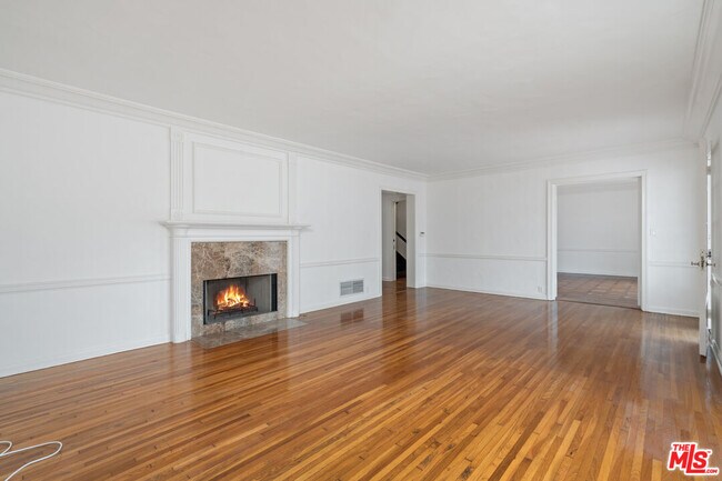 Building Photo - 234 S Roxbury Dr