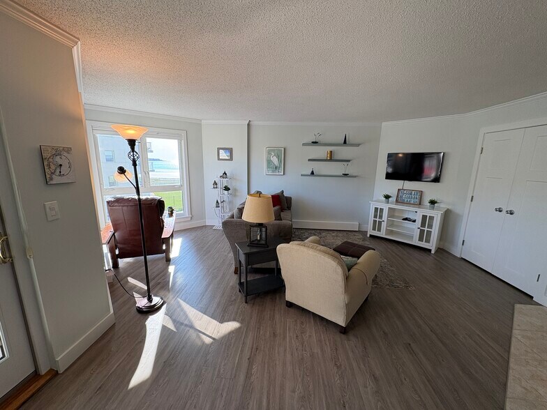 Living Rm - 219 E Grand Ave