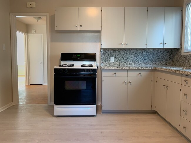 Building Photo - Newly Refinished 2 Bed, 1 Bath + Bonus Roo...