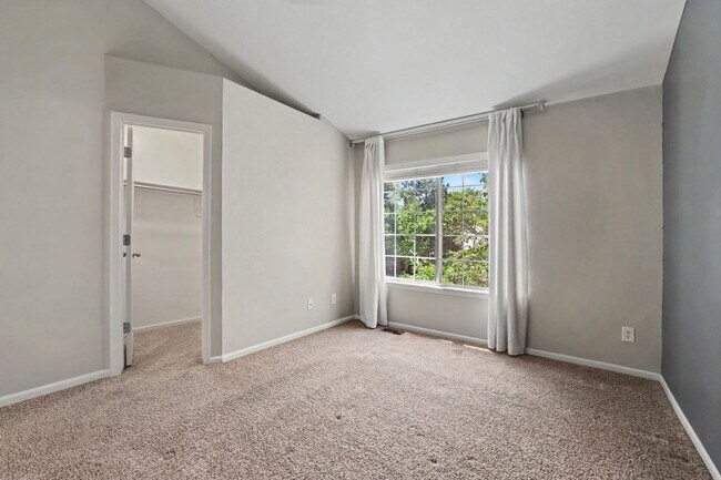 Building Photo - Bright Littleton Townhome with Vaulted Ceilings & Fireplace