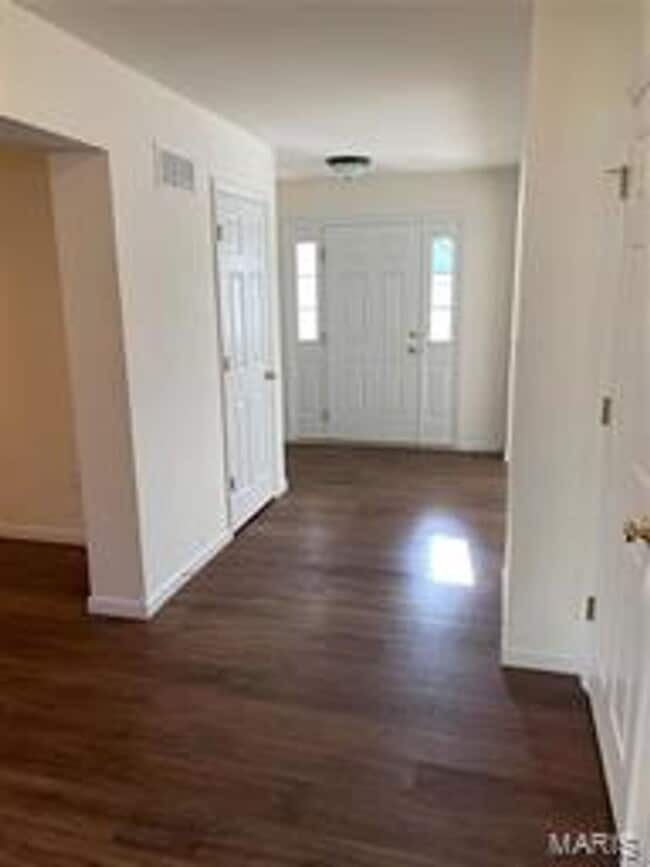 Building Photo - Lovely 4 bedroom, 2.5 bath, 2 car garage