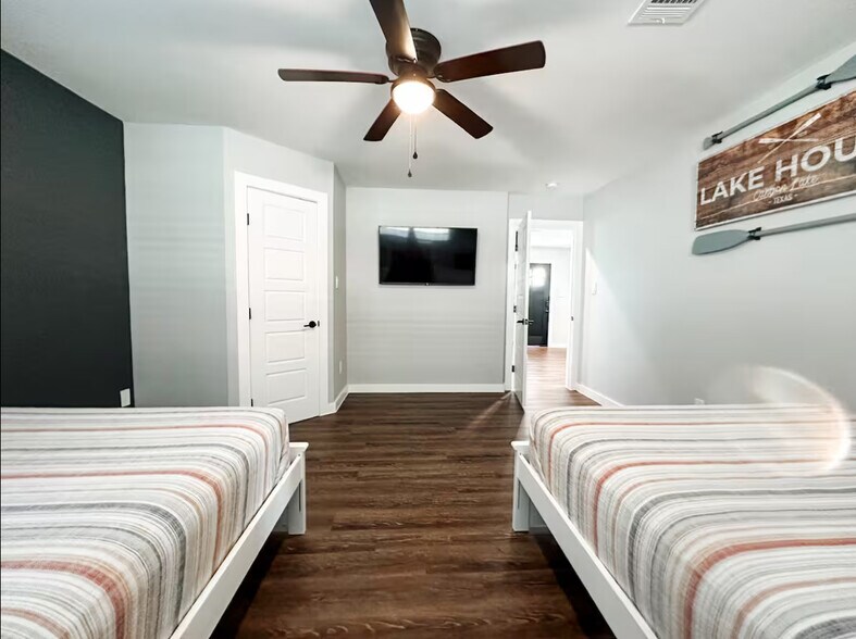 Building Photo - 1049 Meckel Dr