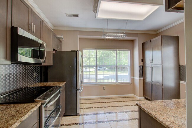 Building Photo - 4 Bedroom, 3 Bath, End Unit Townhome in Ce...