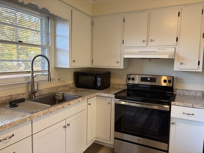 Building Photo - 2 Bedroom 2 Bathroom