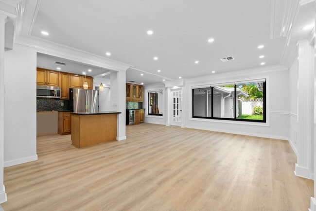 Building Photo - 2808 Middle River Dr
