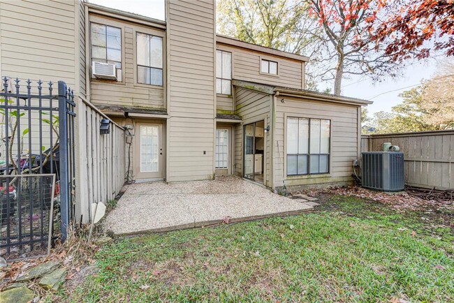 Building Photo - 9400 Doliver Dr