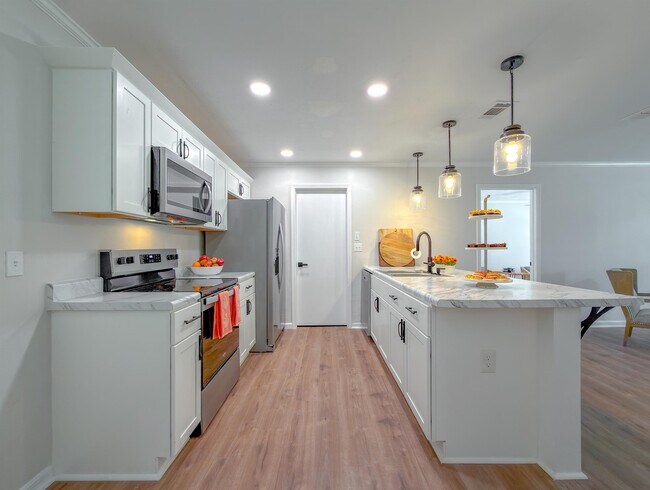 Building Photo - 703 3rd St NE