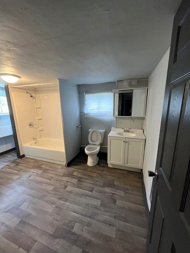 Building Photo - 410 Lakeview-