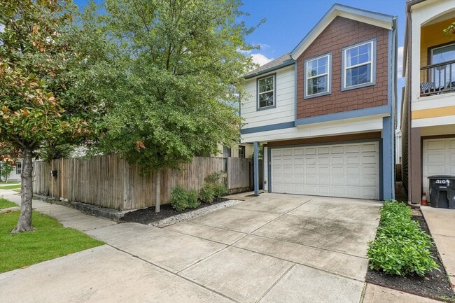 Building Photo - Exquisite 2-Story Home in a Prime Location...