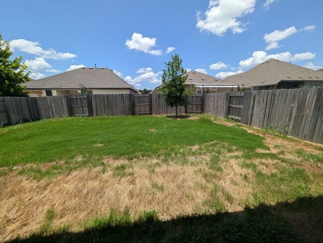 Building Photo - 4/2.5/2 with Large Game Room / Near Gruene...