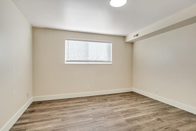Building Photo - 817 W Heather Ln