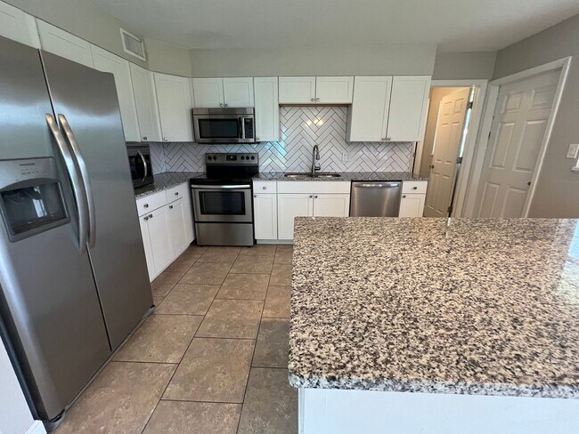 Building Photo - $1,825 ** AVAIL 6/7/25 ** 3 Bed / 2 Bath S...