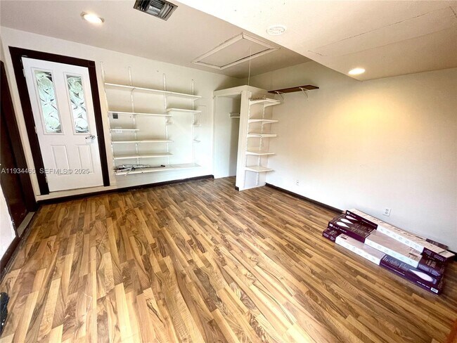 Building Photo - 10001 NW 11th Manor