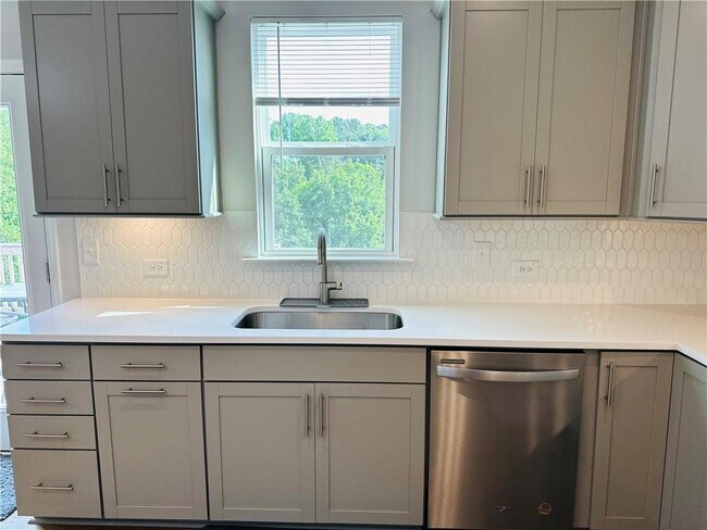 Building Photo - 4800 Sierra Creek Dr NE
