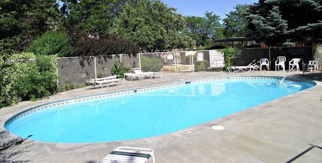 Building Photo - Cute updated 2 bed 1.5 bath Condo on S Cur...