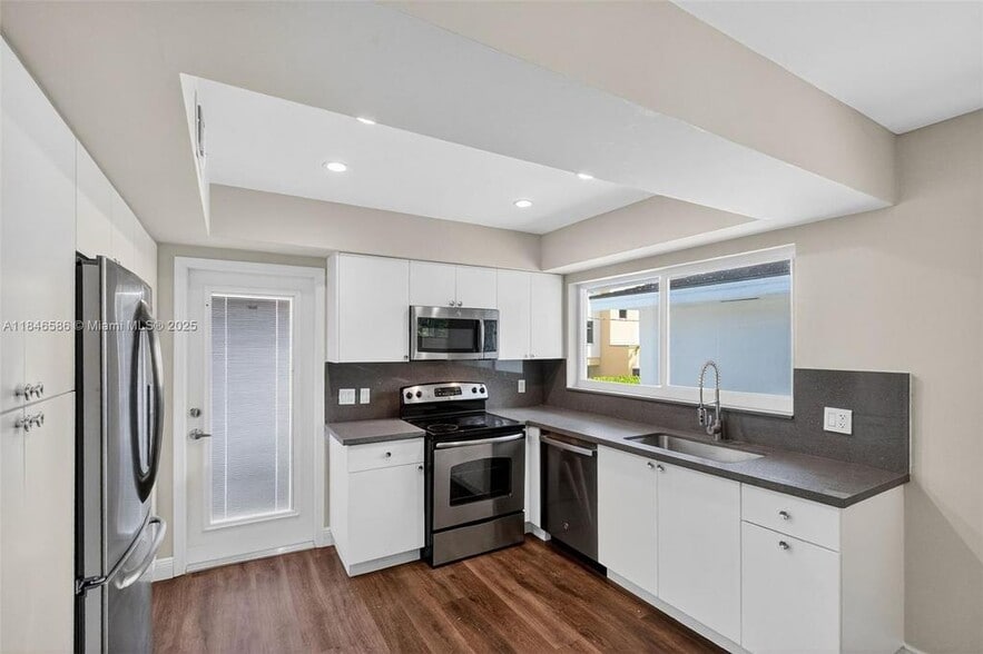 Building Photo - 539 Menendez Ave