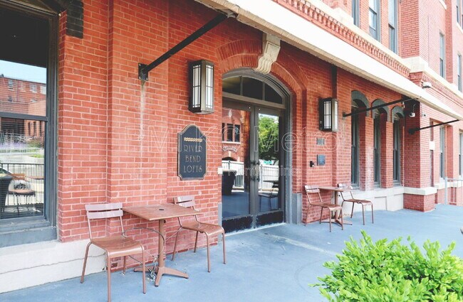 Primary Photo - 200 Main St