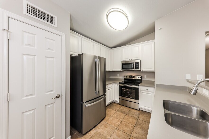 Building Photo - 12557 W Mandalay Ln