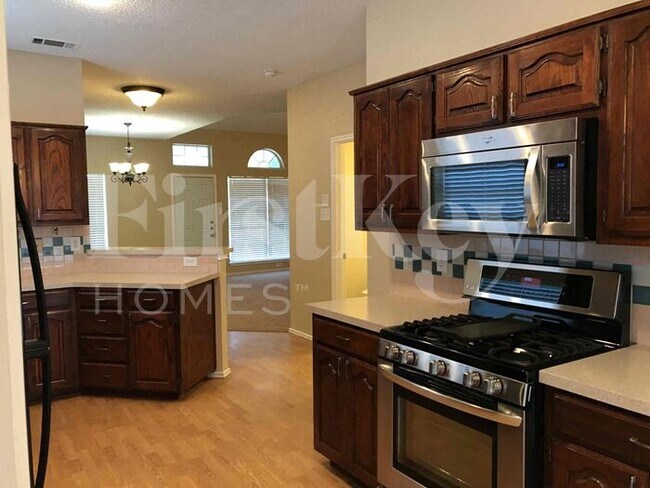 Building Photo - 2132 Montclair Ln