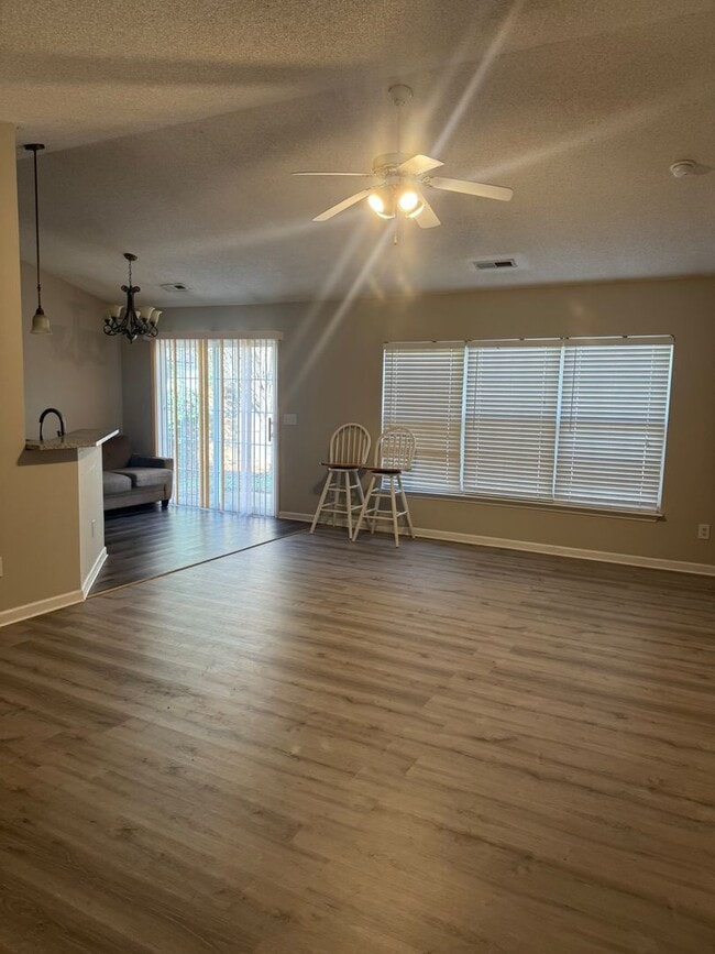 Building Photo - Great Price and location!