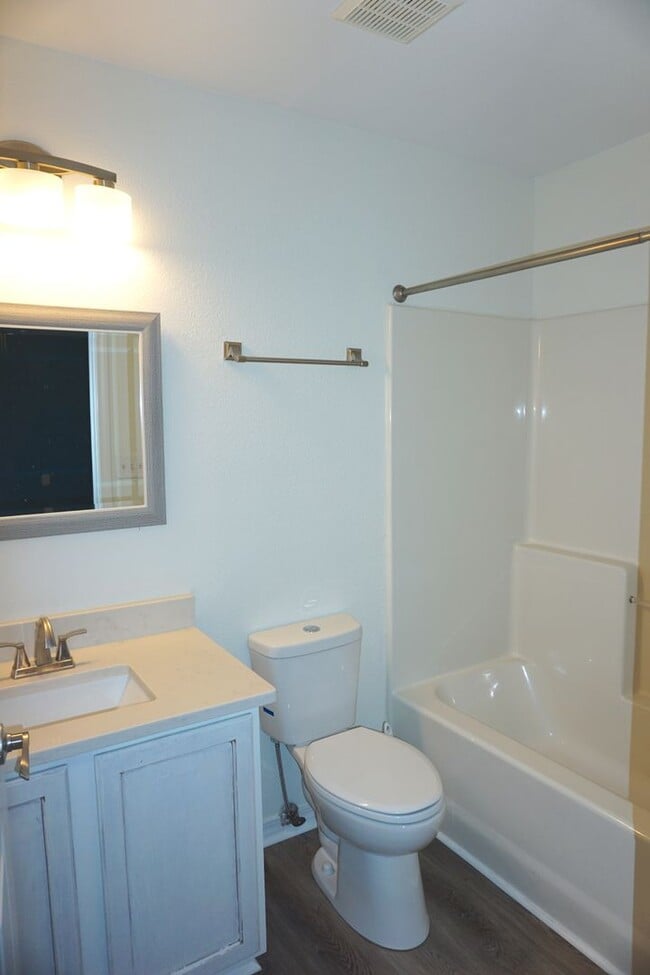 Building Photo - Two Bedroom Townhome in FWB