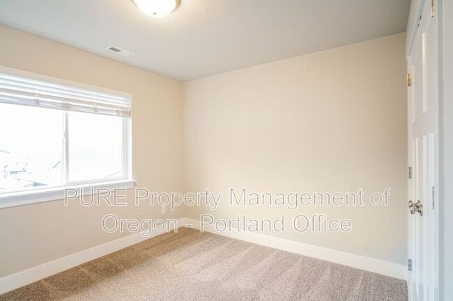 Building Photo - 1788 NE Gilbert Ln