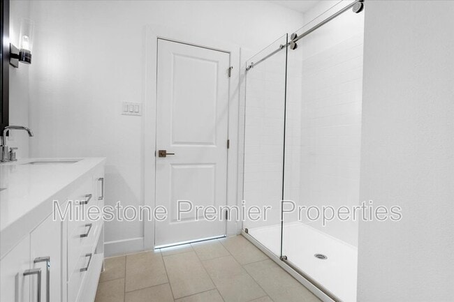 Building Photo - 820 Sunflower Trl