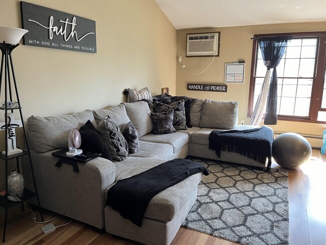 Building Photo - 805 Smetana Rd