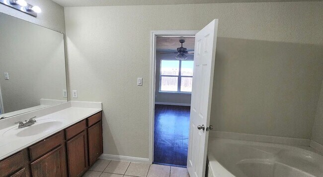 Building Photo - 712 Lazy Crest Dr
