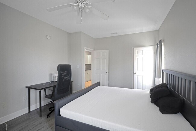 Building Photo - 2 Bedroom Condo in Tampa
