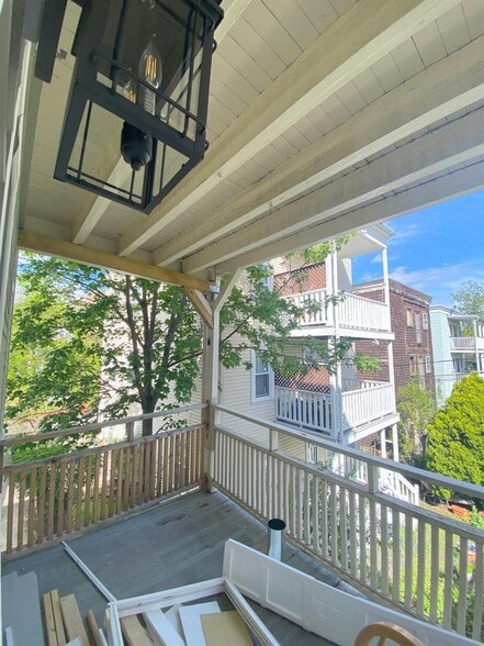 Building Photo - 32 Putnam Ave