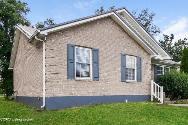 Building Photo - 523 River Oaks Dr