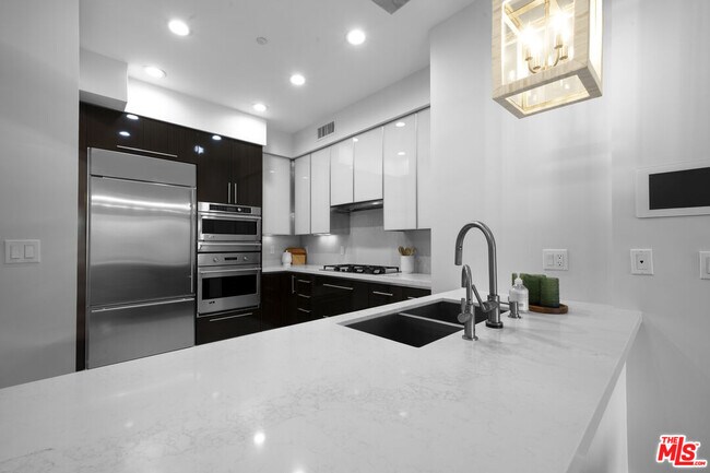 Building Photo - 1318 S Roxbury Dr