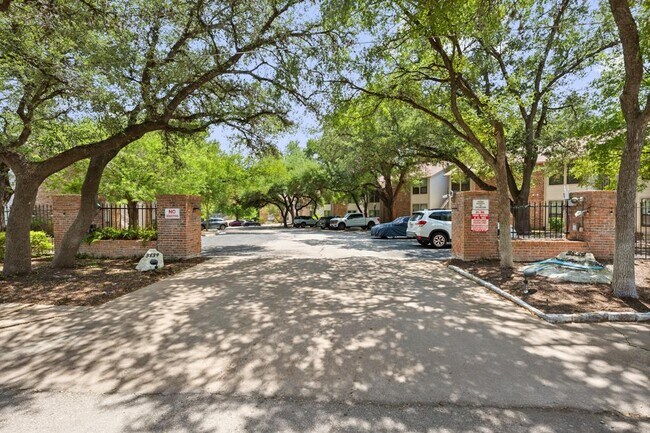 Building Photo - 3839 Dry Creek Dr