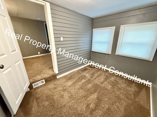 Building Photo - 3 Bedroom with Spacious Backyard