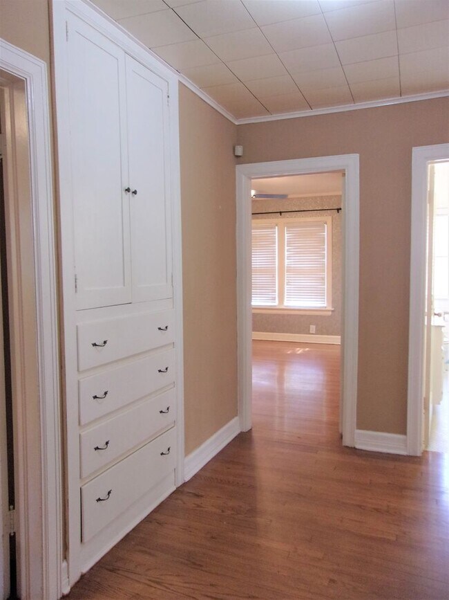 Building Photo - 3 BED 1 BATH TUDOR COTTAGE LAS VEGAS ADDIT...