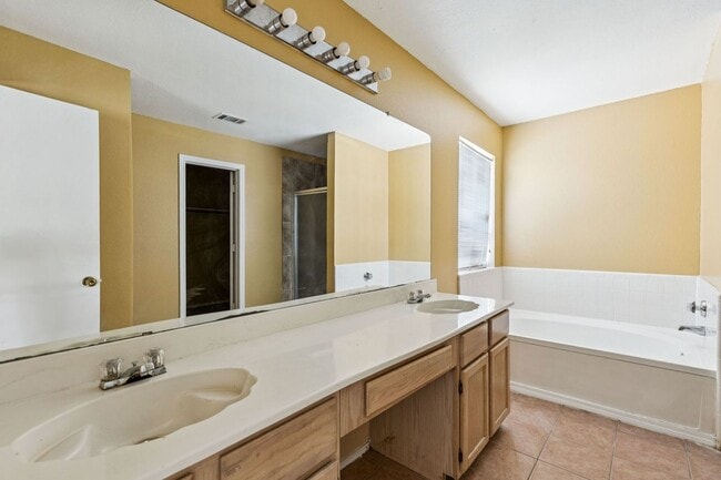 Building Photo - 12719 Bluffview Dr