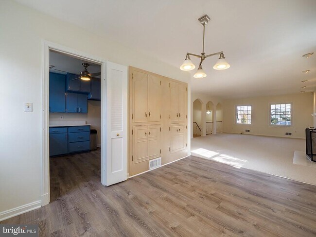 Building Photo - 2702 Navarre Dr