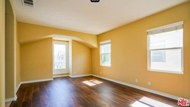 Building Photo - 1241 Ivy Terrace