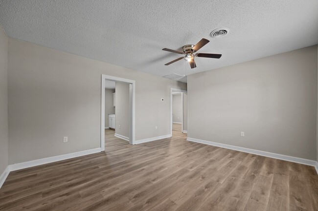 Building Photo - Riverview - Building 10 (31-34)