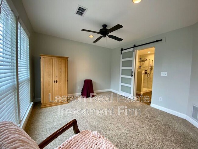 Building Photo - 5706 Wood Ridge Dr