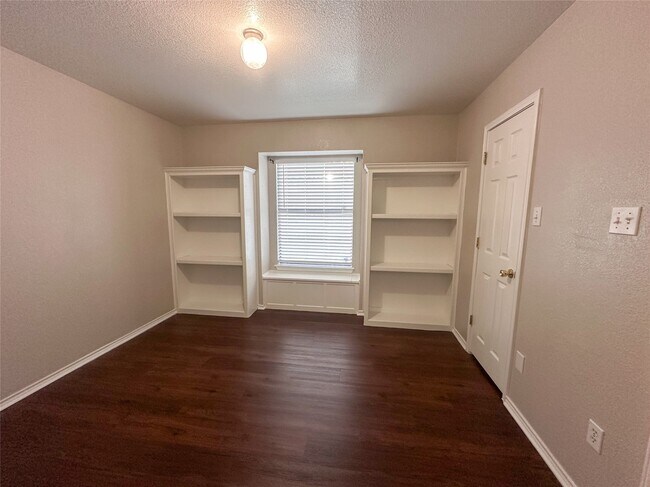 Building Photo - 2701 Littlepine Dr