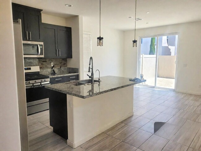 Building Photo - Gorgeous 4 Bedroom 4Bath Home With Solar a...
