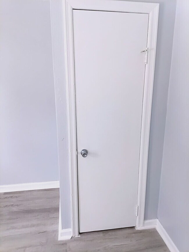 Building Photo - Fully Renovated 2 Bed | Fresh, Clean, Move-In Ready