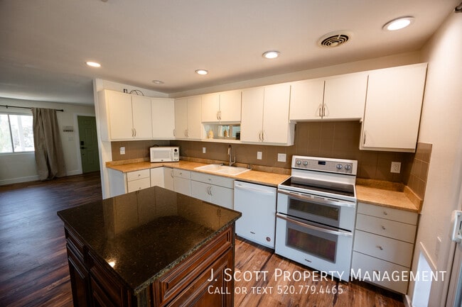 Building Photo - 3508 E Gelding Dr