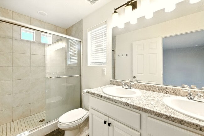Building Photo - 3 Bedroom 2.5 Bathroom "Like-new" Single F...