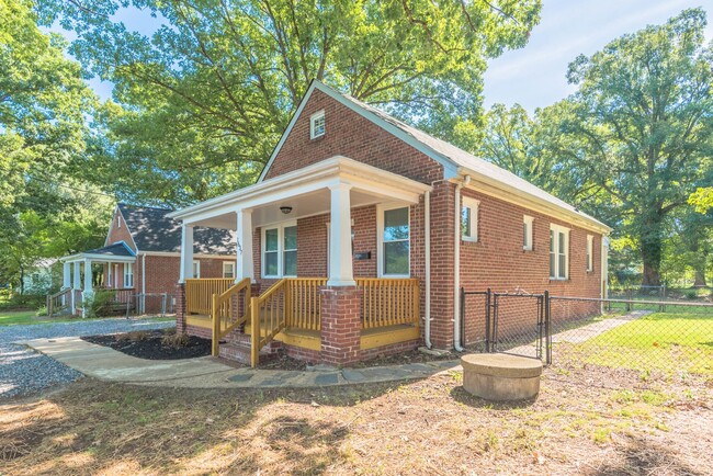 Building Photo - 2 bedroom 1 bathroom